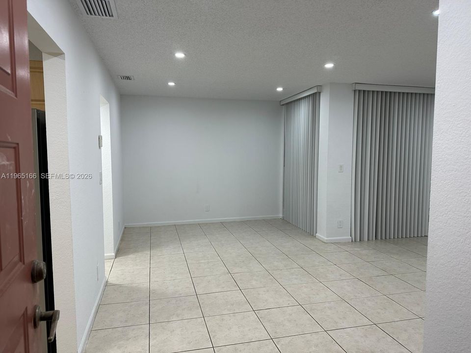 Recientemente alquilado: $1,700 (1 camas, 1 baños, 718 Pies cuadrados)
