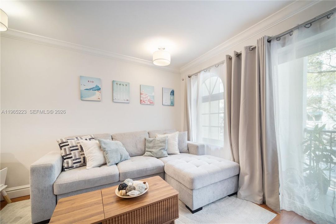 Photo of interior living room, 338 Majorca Ave