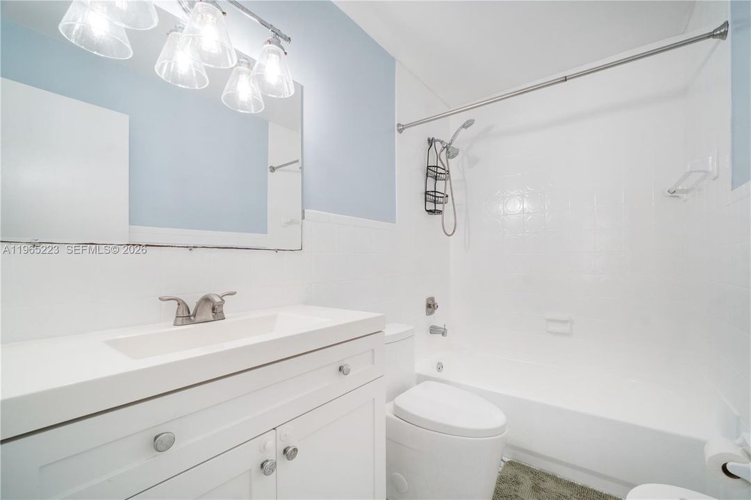 Photo of primary bedroom en suite bathroom 338 Majorca Ave