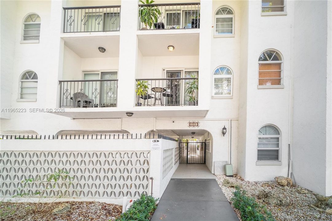 338 Majorca Ave entry to building