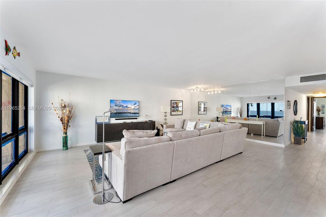 En Venta: $949,900 (2 camas, 2 baños, 1700 Pies cuadrados)