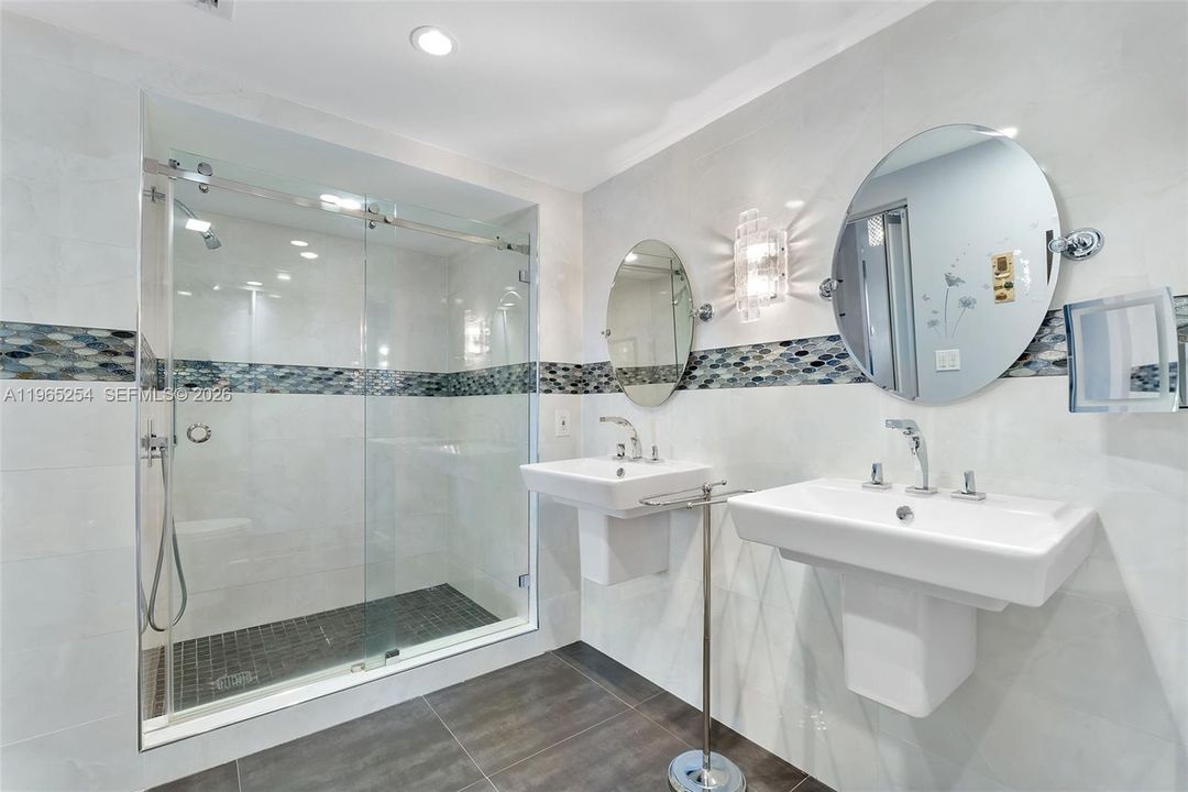 En Venta: $949,900 (2 camas, 2 baños, 1700 Pies cuadrados)