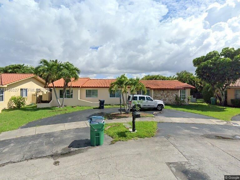 Activo con contrato: $715,000 (4 camas, 2 baños, 1747 Pies cuadrados)