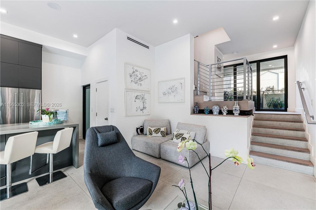 Activo con contrato: $14,950 (4 camas, 3 baños, 2030 Pies cuadrados)