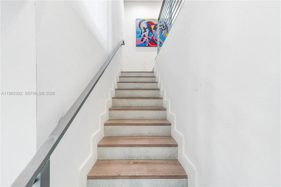 Activo con contrato: $14,950 (4 camas, 3 baños, 2030 Pies cuadrados)
