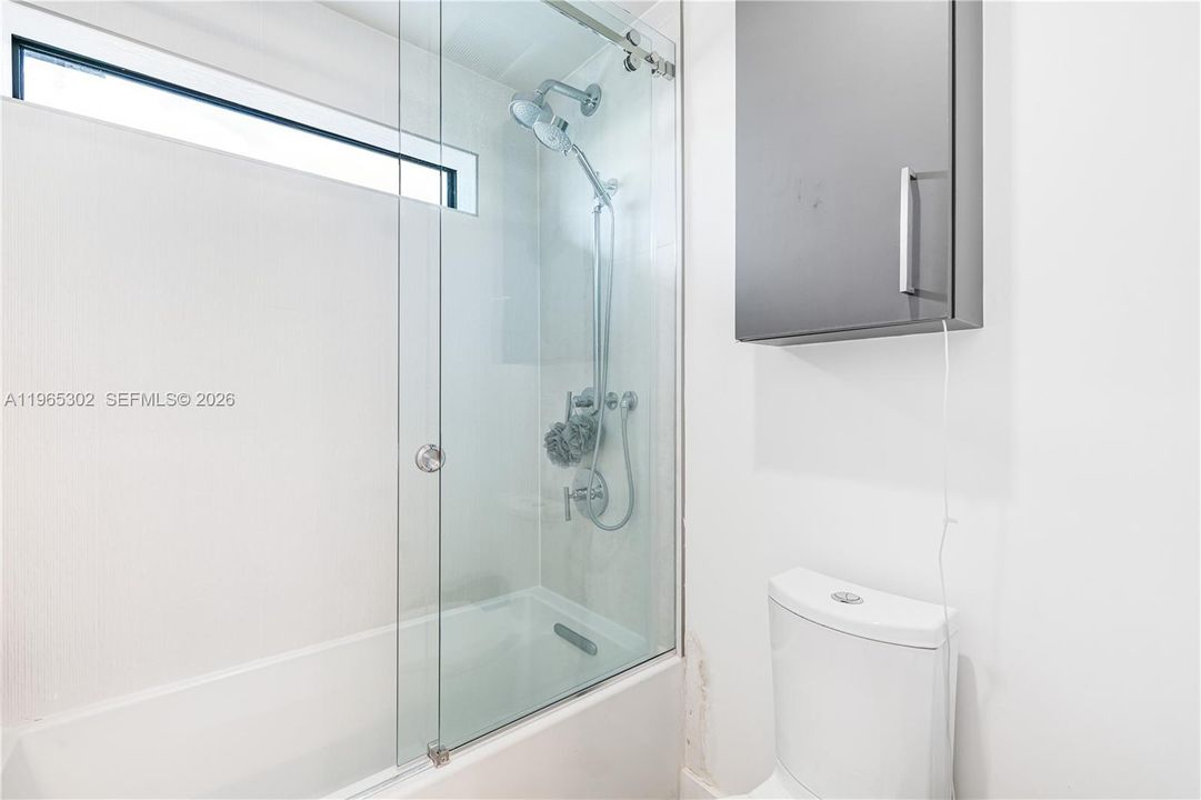 Activo con contrato: $14,950 (4 camas, 3 baños, 2030 Pies cuadrados)