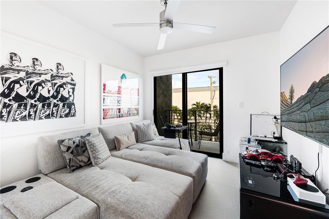 Activo con contrato: $14,950 (4 camas, 3 baños, 2030 Pies cuadrados)