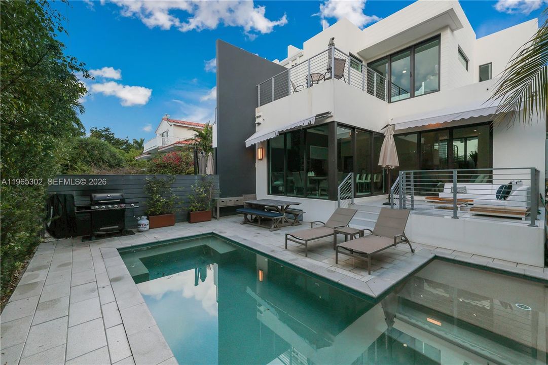 Activo con contrato: $14,950 (4 camas, 3 baños, 2030 Pies cuadrados)