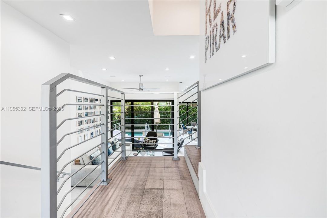 Activo con contrato: $14,950 (4 camas, 3 baños, 2030 Pies cuadrados)