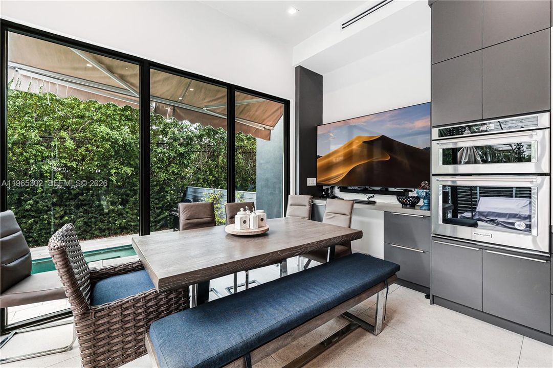 Activo con contrato: $14,950 (4 camas, 3 baños, 2030 Pies cuadrados)