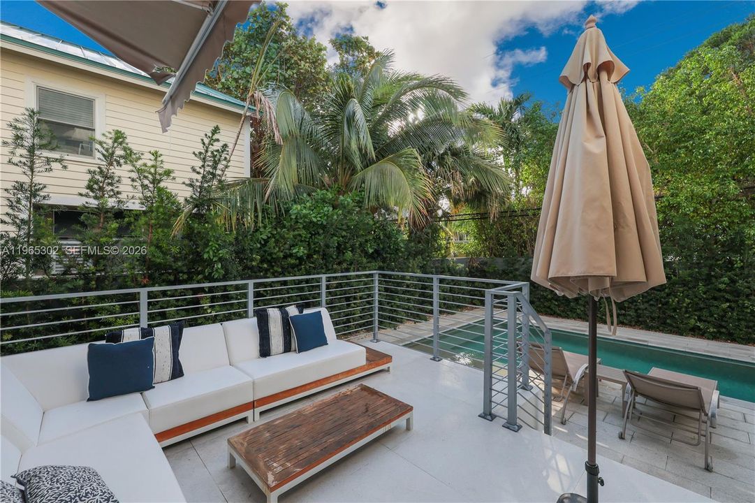 Activo con contrato: $14,950 (4 camas, 3 baños, 2030 Pies cuadrados)