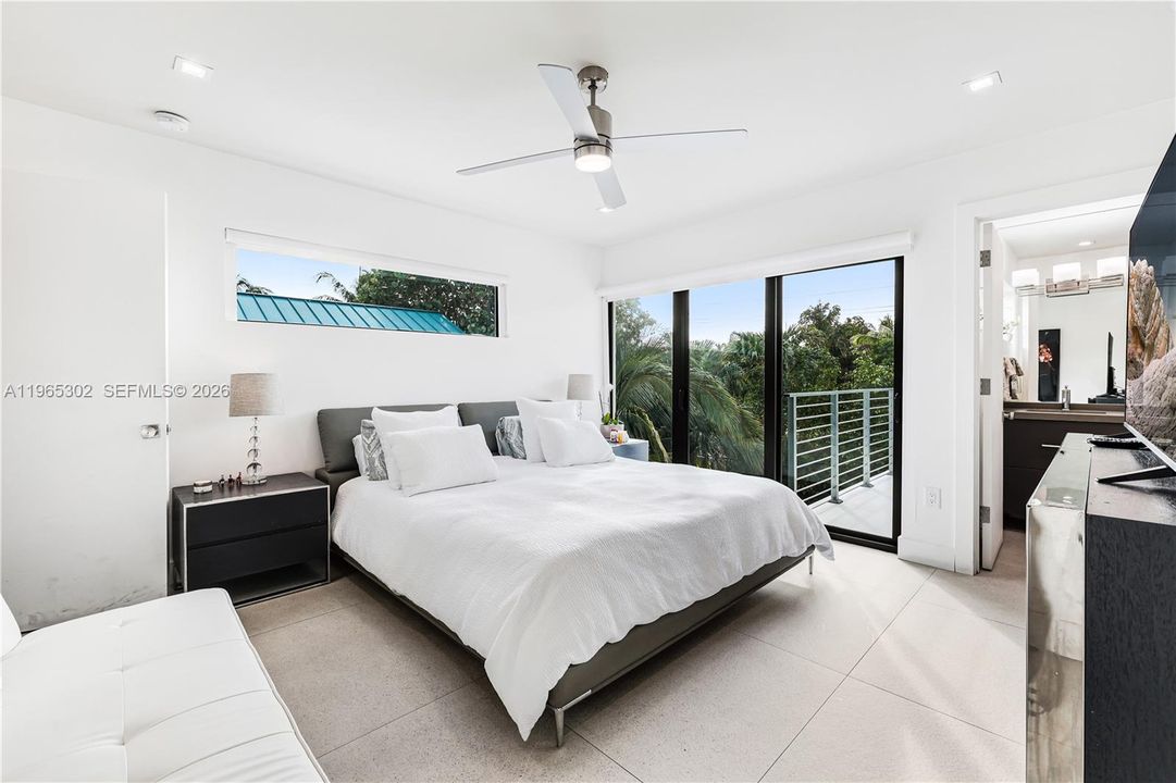 Activo con contrato: $14,950 (4 camas, 3 baños, 2030 Pies cuadrados)