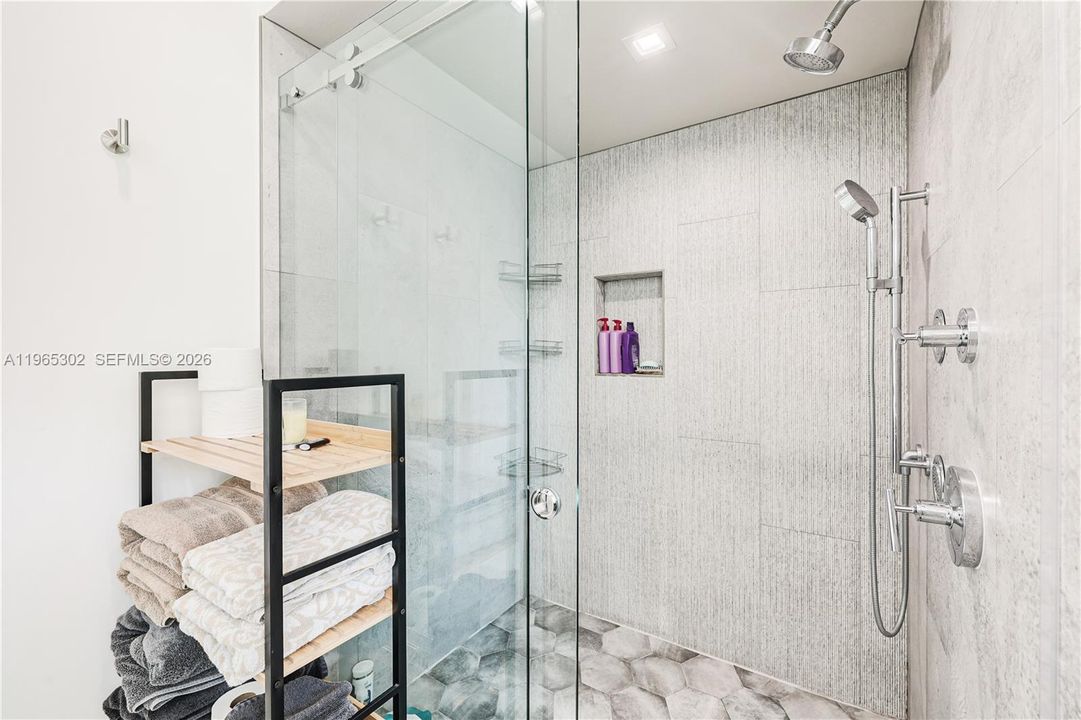 Activo con contrato: $14,950 (4 camas, 3 baños, 2030 Pies cuadrados)