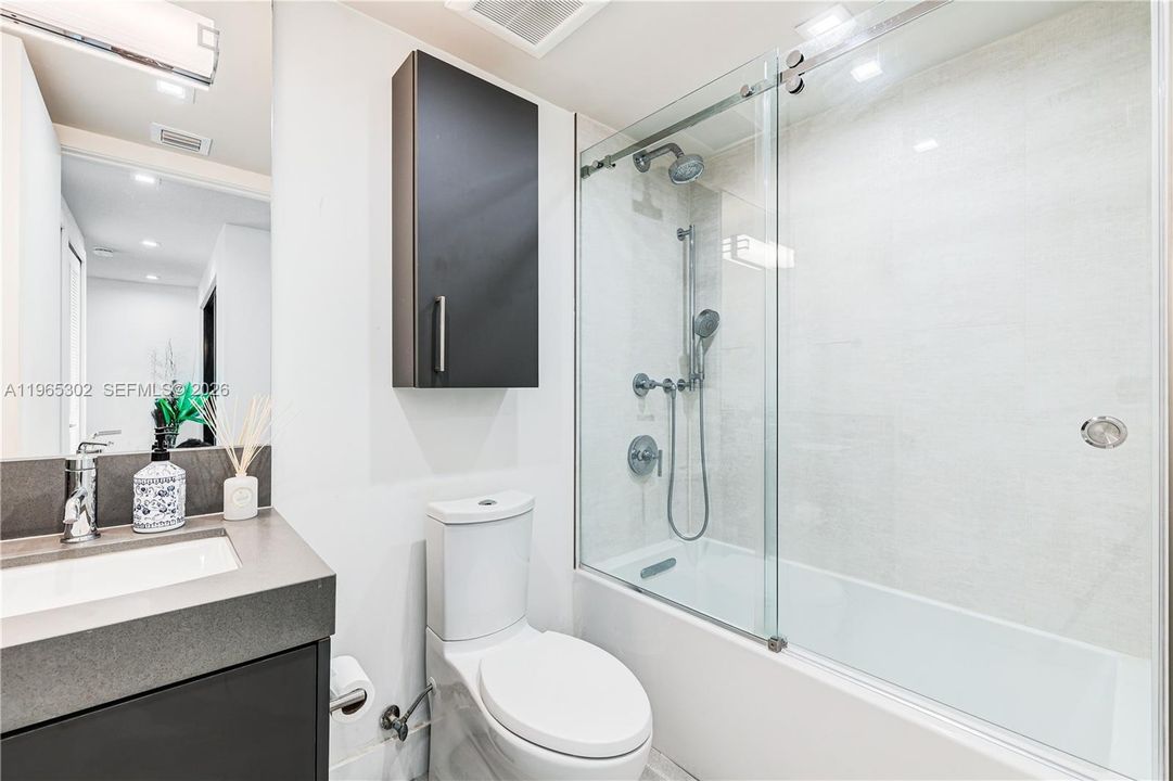 Activo con contrato: $14,950 (4 camas, 3 baños, 2030 Pies cuadrados)