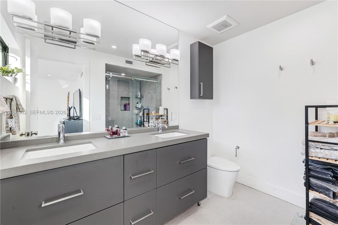 Activo con contrato: $14,950 (4 camas, 3 baños, 2030 Pies cuadrados)