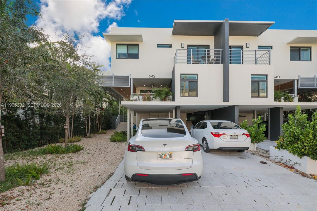 Activo con contrato: $14,950 (4 camas, 3 baños, 2030 Pies cuadrados)