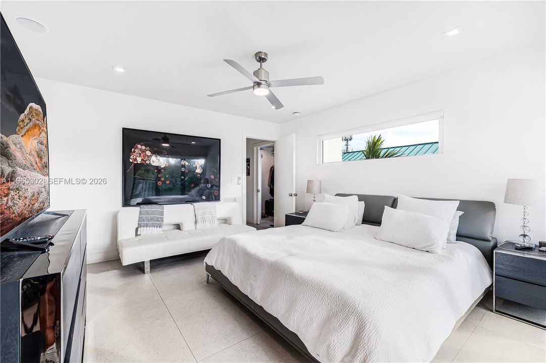 Activo con contrato: $14,950 (4 camas, 3 baños, 2030 Pies cuadrados)