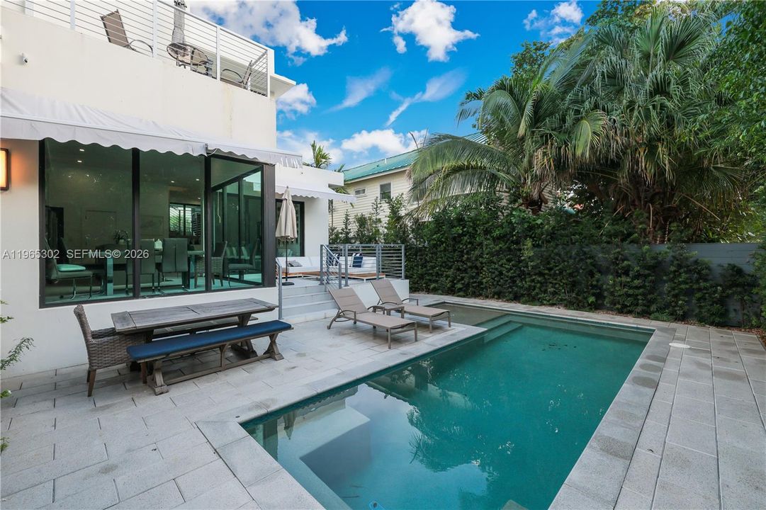 Activo con contrato: $14,950 (4 camas, 3 baños, 2030 Pies cuadrados)