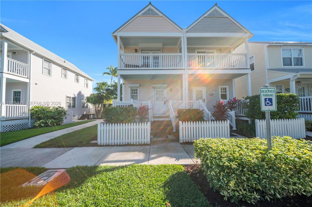 En Venta: $639,000 (2 camas, 2 baños, 900 Pies cuadrados)