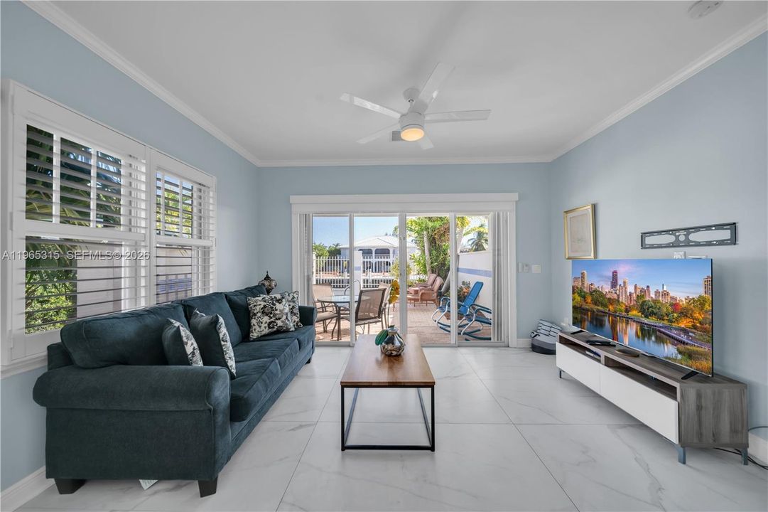 En Venta: $639,000 (2 camas, 2 baños, 900 Pies cuadrados)