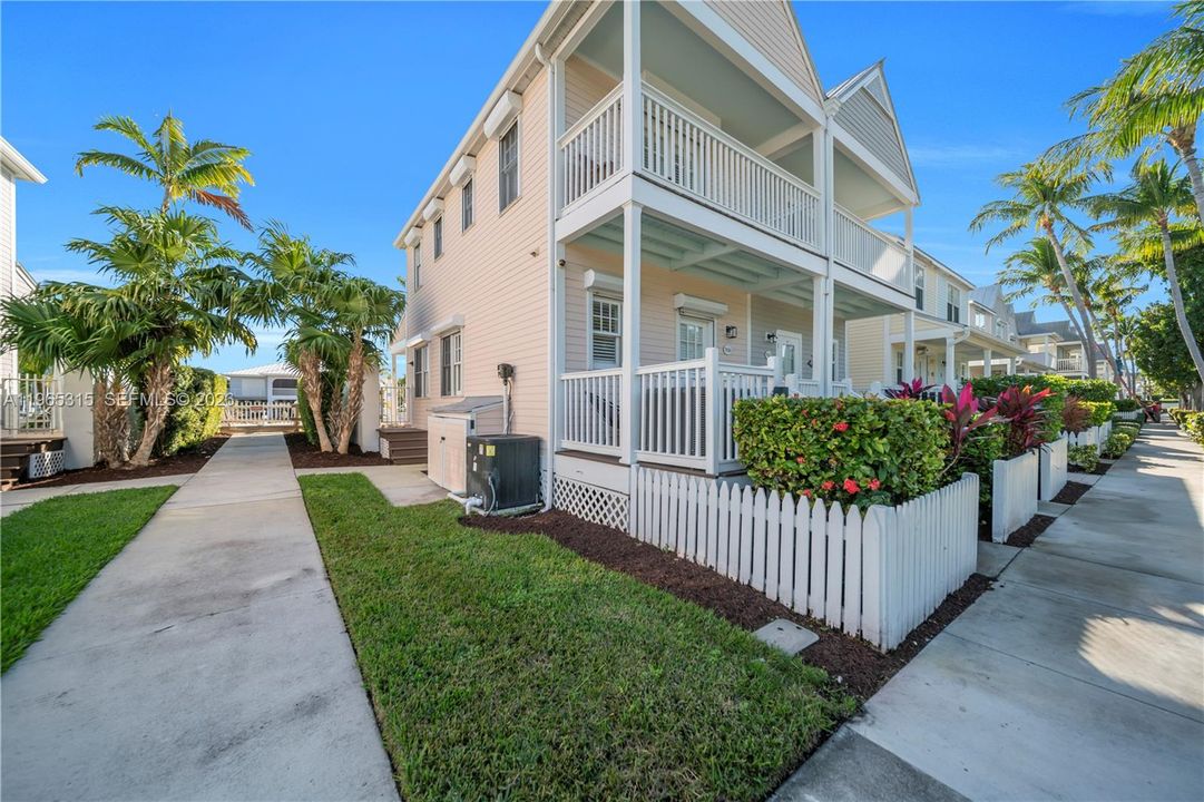 En Venta: $639,000 (2 camas, 2 baños, 900 Pies cuadrados)