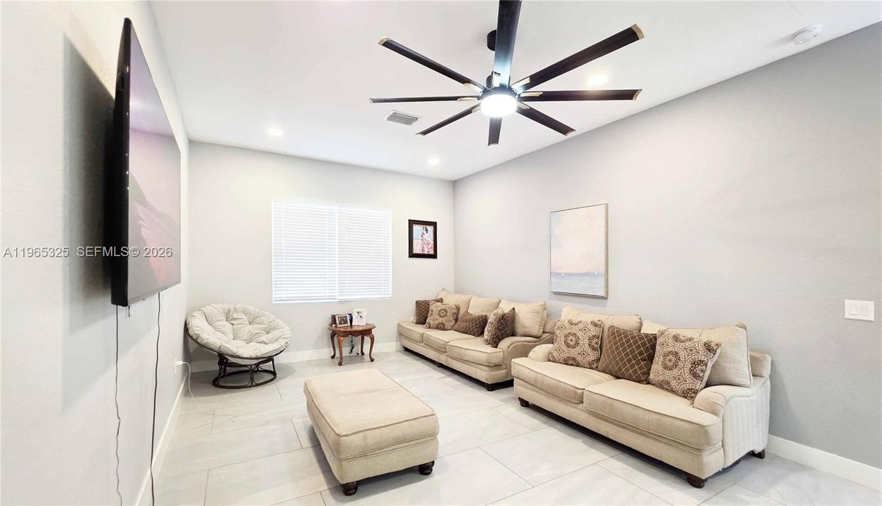En Venta: $515,000 (3 camas, 2 baños, 2200 Pies cuadrados)