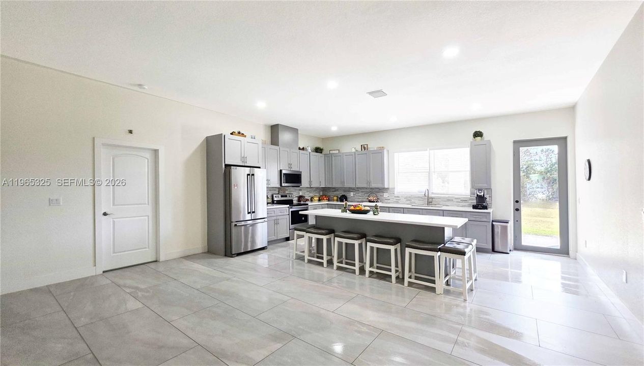 En Venta: $515,000 (3 camas, 2 baños, 2200 Pies cuadrados)