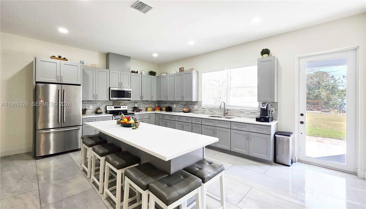En Venta: $515,000 (3 camas, 2 baños, 2200 Pies cuadrados)