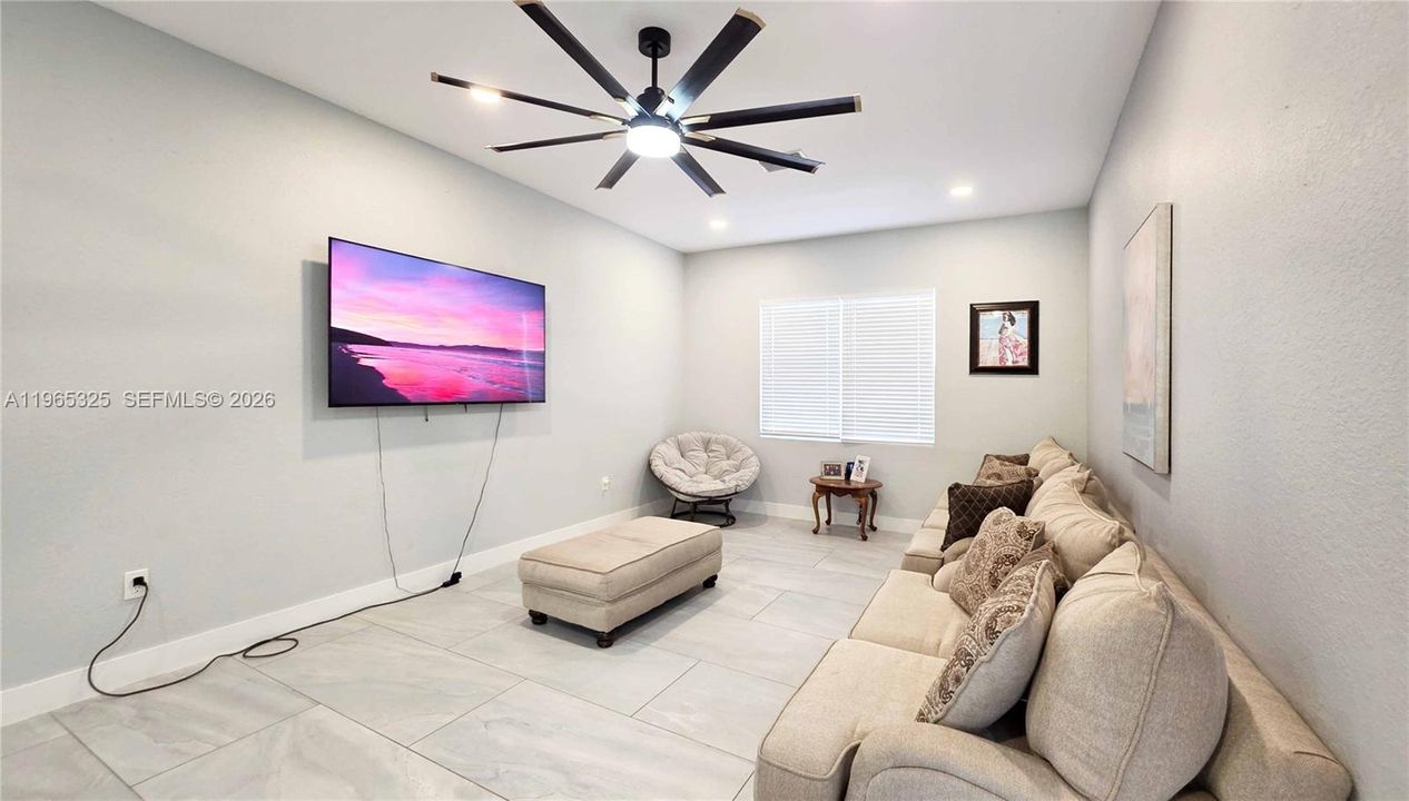 En Venta: $515,000 (3 camas, 2 baños, 2200 Pies cuadrados)