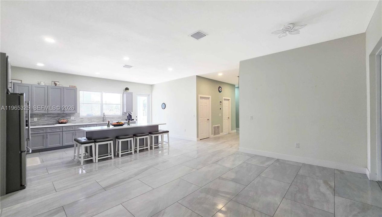 En Venta: $515,000 (3 camas, 2 baños, 2200 Pies cuadrados)