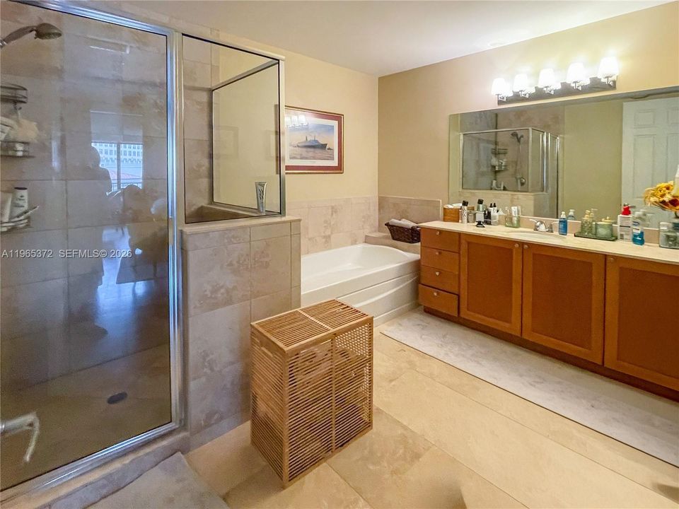 En suite primary bathroom