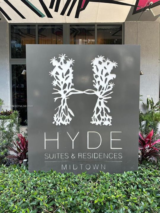 For Sale: $569,000 (1 beds, 1 baths, 725 Square Feet)