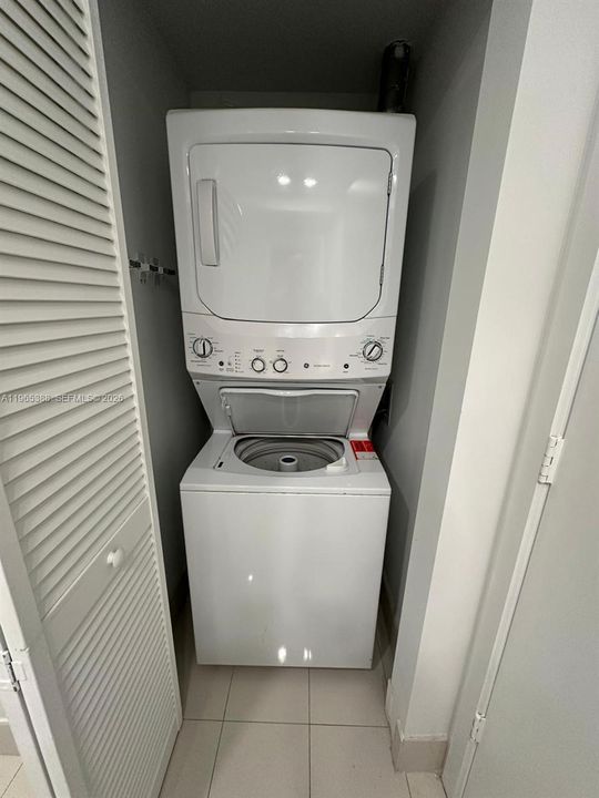 For Sale: $569,000 (1 beds, 1 baths, 725 Square Feet)