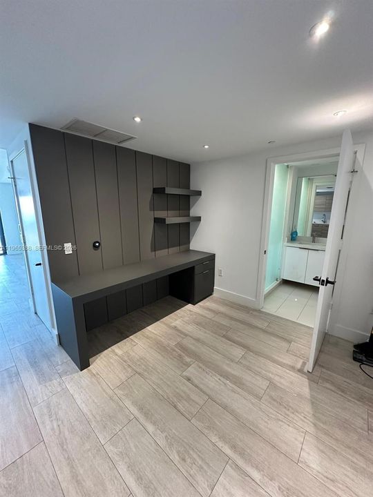 For Sale: $569,000 (1 beds, 1 baths, 725 Square Feet)