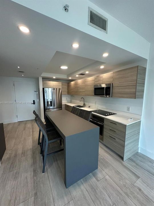 For Sale: $569,000 (1 beds, 1 baths, 725 Square Feet)