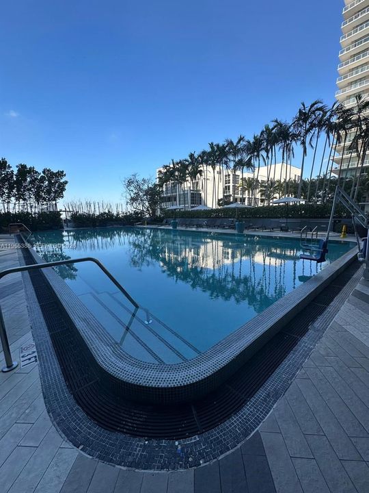 For Sale: $569,000 (1 beds, 1 baths, 725 Square Feet)