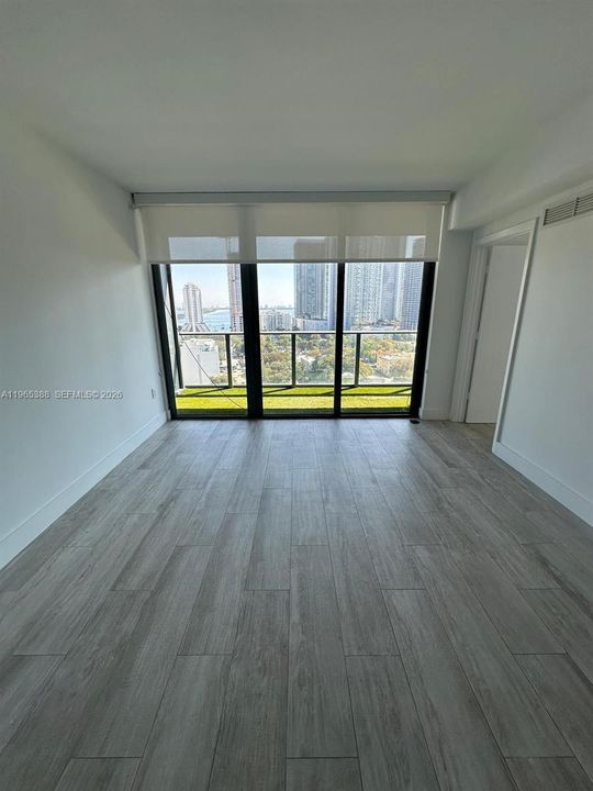 For Sale: $569,000 (1 beds, 1 baths, 725 Square Feet)