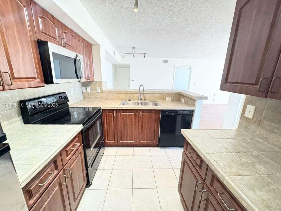 Active With Contract: $2,250 (3 beds, 2 baths, 1225 Square Feet)