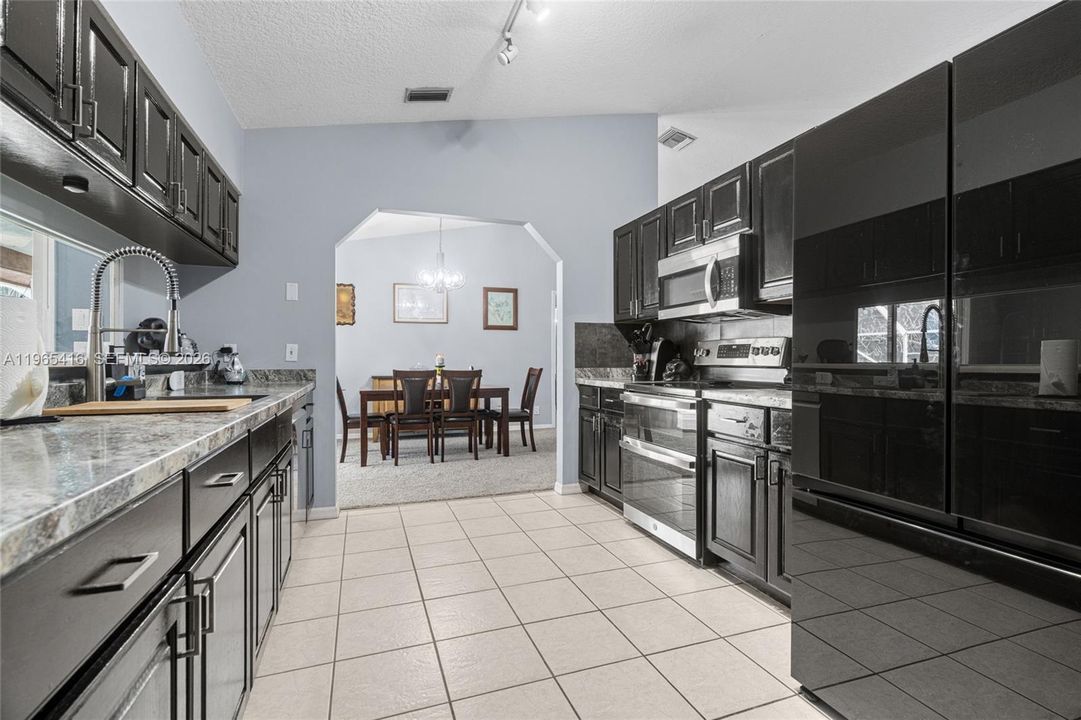 For Sale: $660,000 (3 beds, 2 baths, 1899 Square Feet)