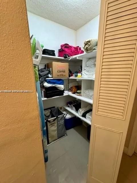 待售: $125,000 (1 贝兹, 1 浴室, 594 平方英尺)