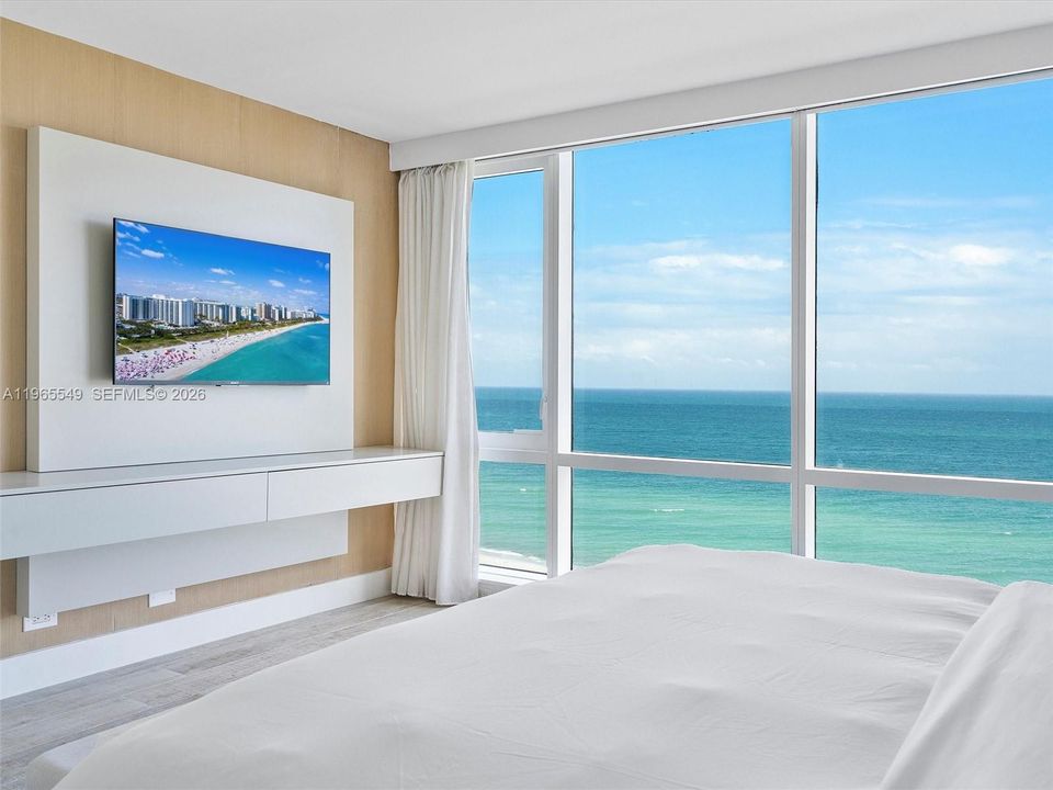 For Sale: $6,900,000 (3 beds, 3 baths, 1952 Square Feet)