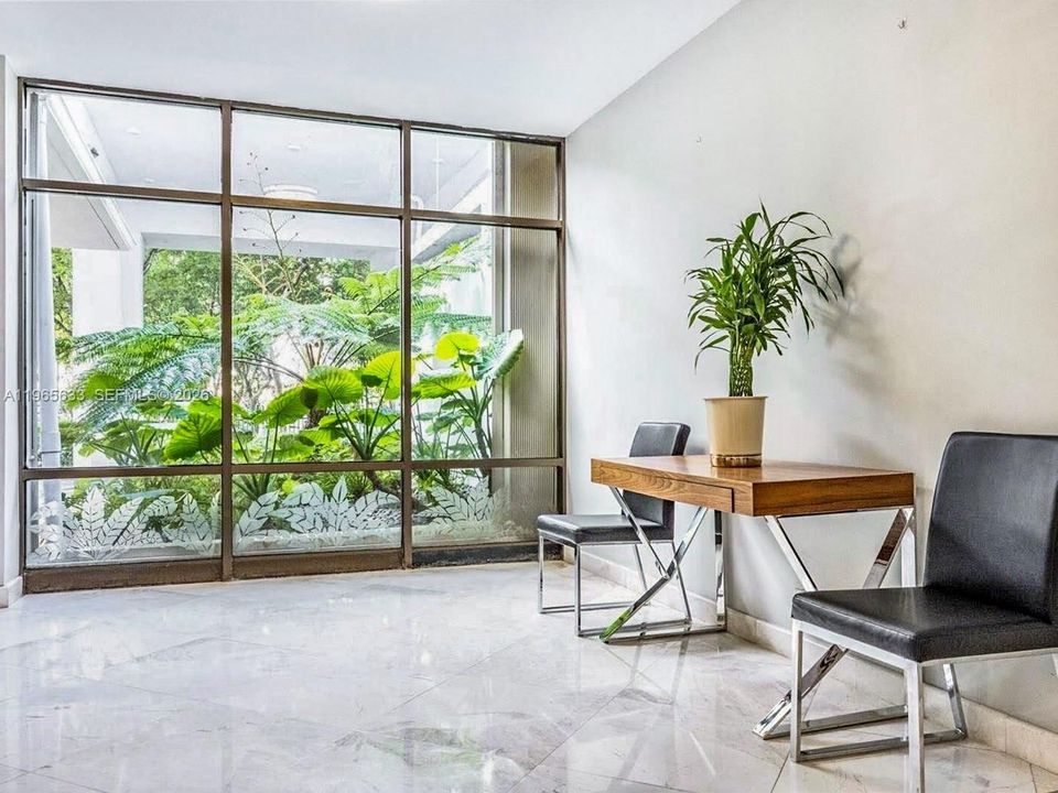 For Sale: $150,000 (1 beds, 1 baths, 887 Square Feet)