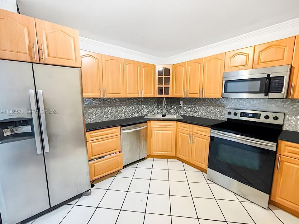 For Sale: $150,000 (1 beds, 1 baths, 887 Square Feet)