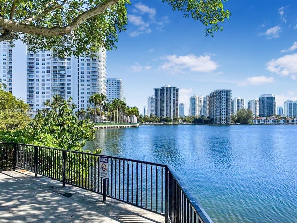 For Sale: $150,000 (1 beds, 1 baths, 887 Square Feet)