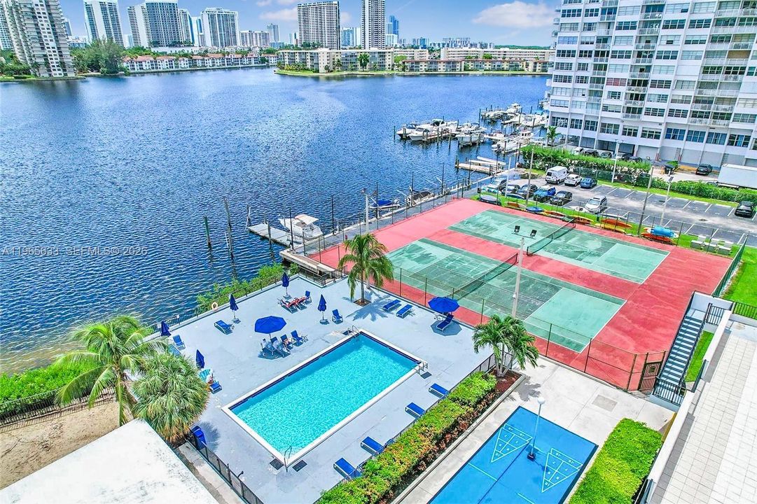 For Sale: $150,000 (1 beds, 1 baths, 887 Square Feet)
