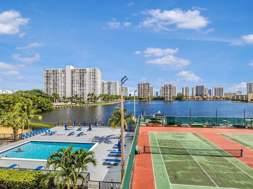 For Sale: $150,000 (1 beds, 1 baths, 887 Square Feet)