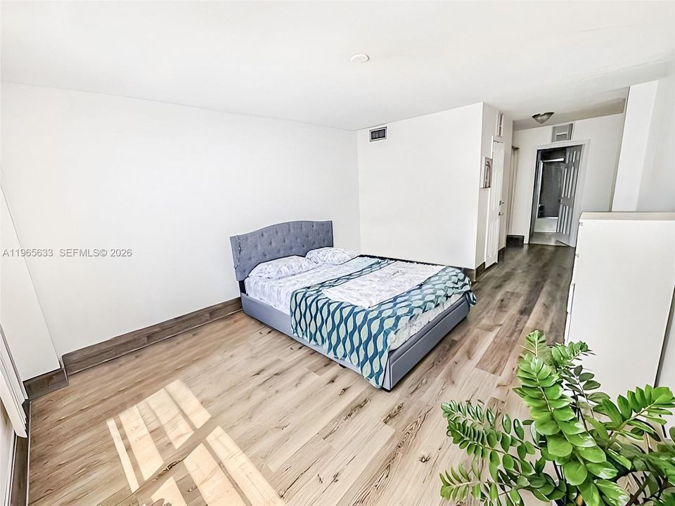 For Sale: $150,000 (1 beds, 1 baths, 887 Square Feet)