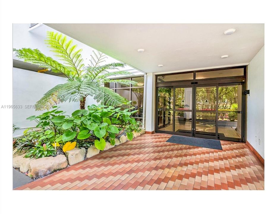 For Sale: $150,000 (1 beds, 1 baths, 887 Square Feet)