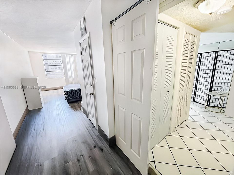 For Sale: $150,000 (1 beds, 1 baths, 887 Square Feet)