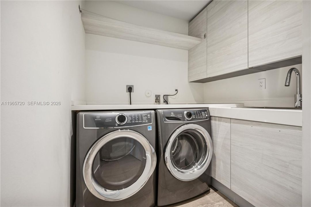В аренду: $65,000 (5 спален, 6 ванн, 5642 Квадратных фут)